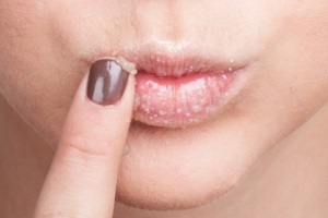 Først skal du ordentligt forberede dig på anvendelse af mat læbestift: