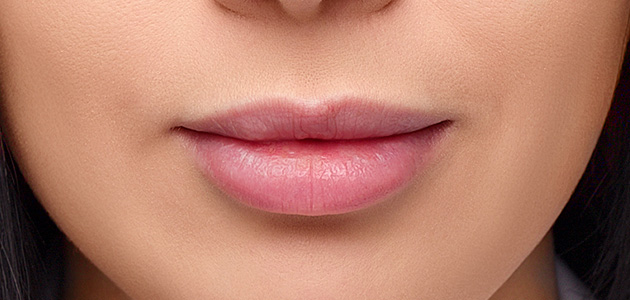 Påfør lidt på børsten eller   bomuldspindel   og masker overskydende, hvilket gør konturen af ​​læberne perfekt glat