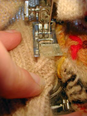 Также хорошо (если у нас есть небольшой оверлок в доме) перебросить края оверлока свитера, чтобы все хлопковые нити в свитере не перетирались и не тянулись при наложении нашей собаки